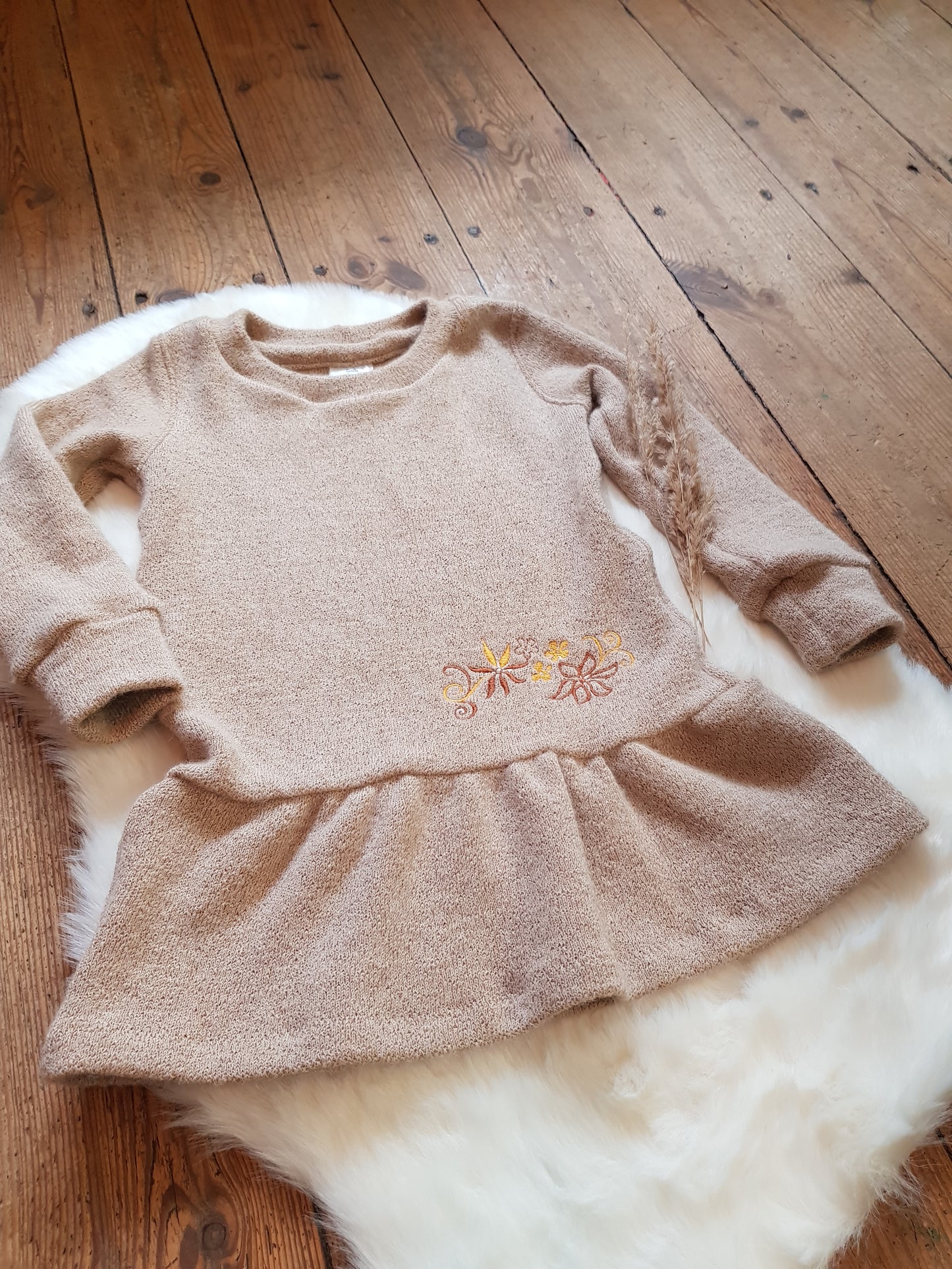 Kinder Kleid Gr. 104 mit Stickerei