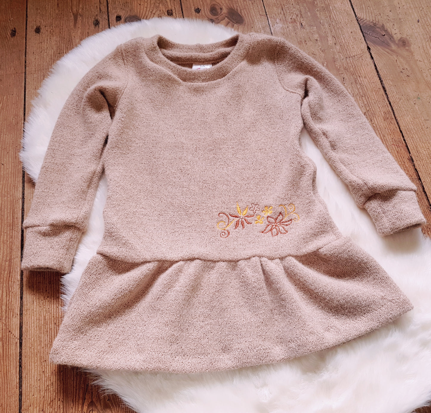 Kinder Kleid Gr. 104 mit Stickerei