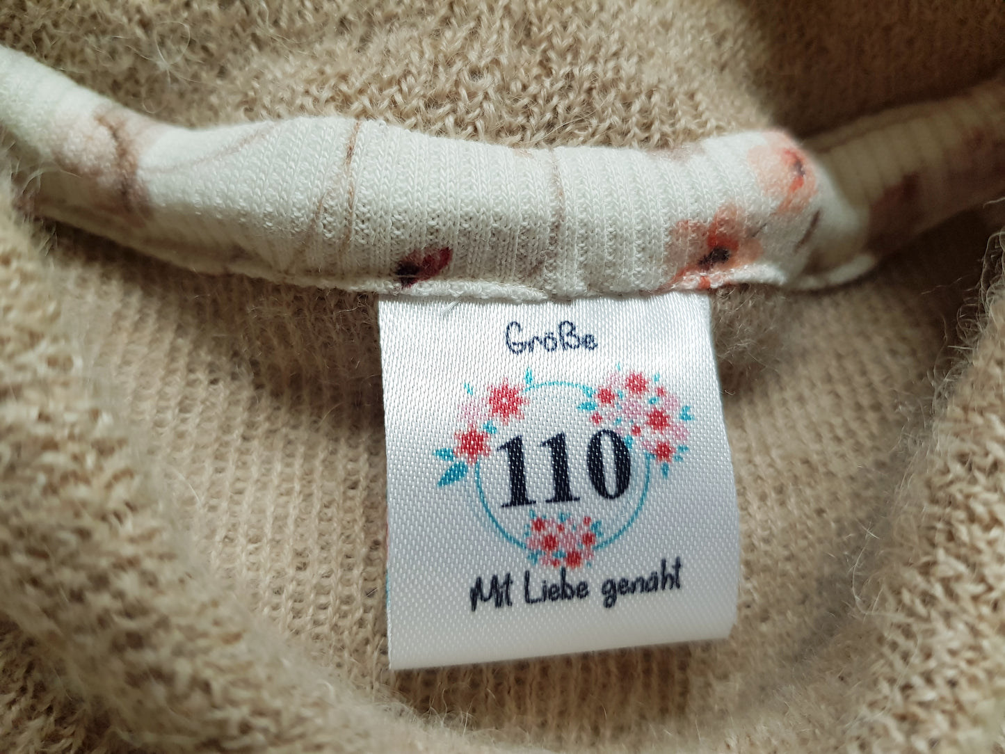 Kinder Pullover Gr. 110 mit Regenbogen-Stickerei