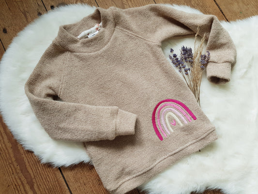 Kinder Pullover Gr. 110 mit Regenbogen-Stickerei